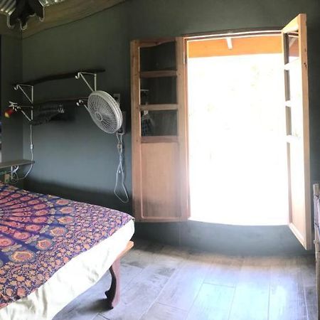 Отель La Casa Naranja Brig Bay Экстерьер фото