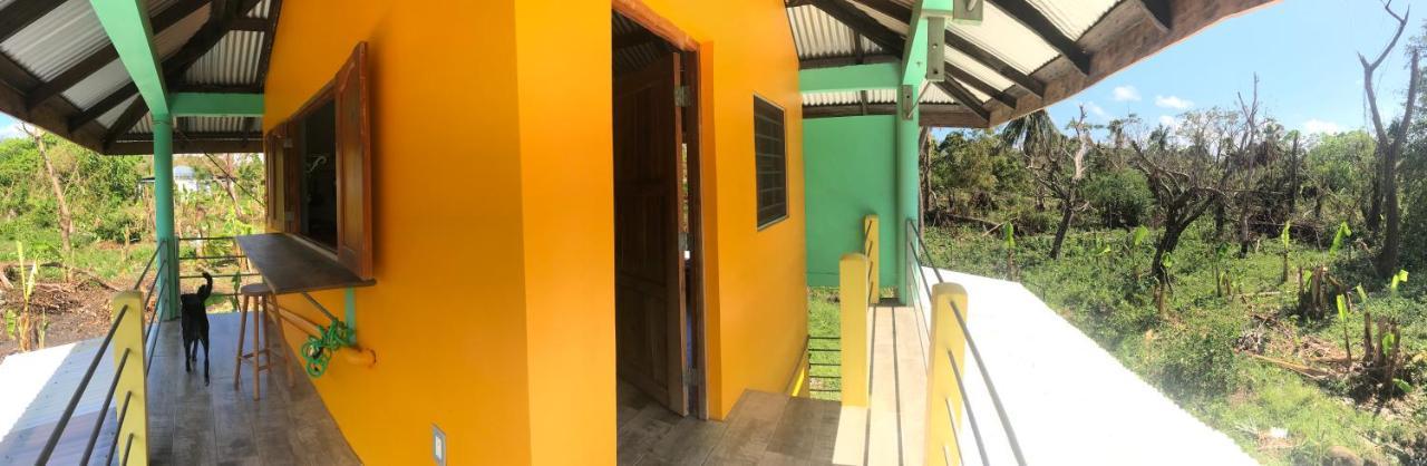 Отель La Casa Naranja Brig Bay Экстерьер фото